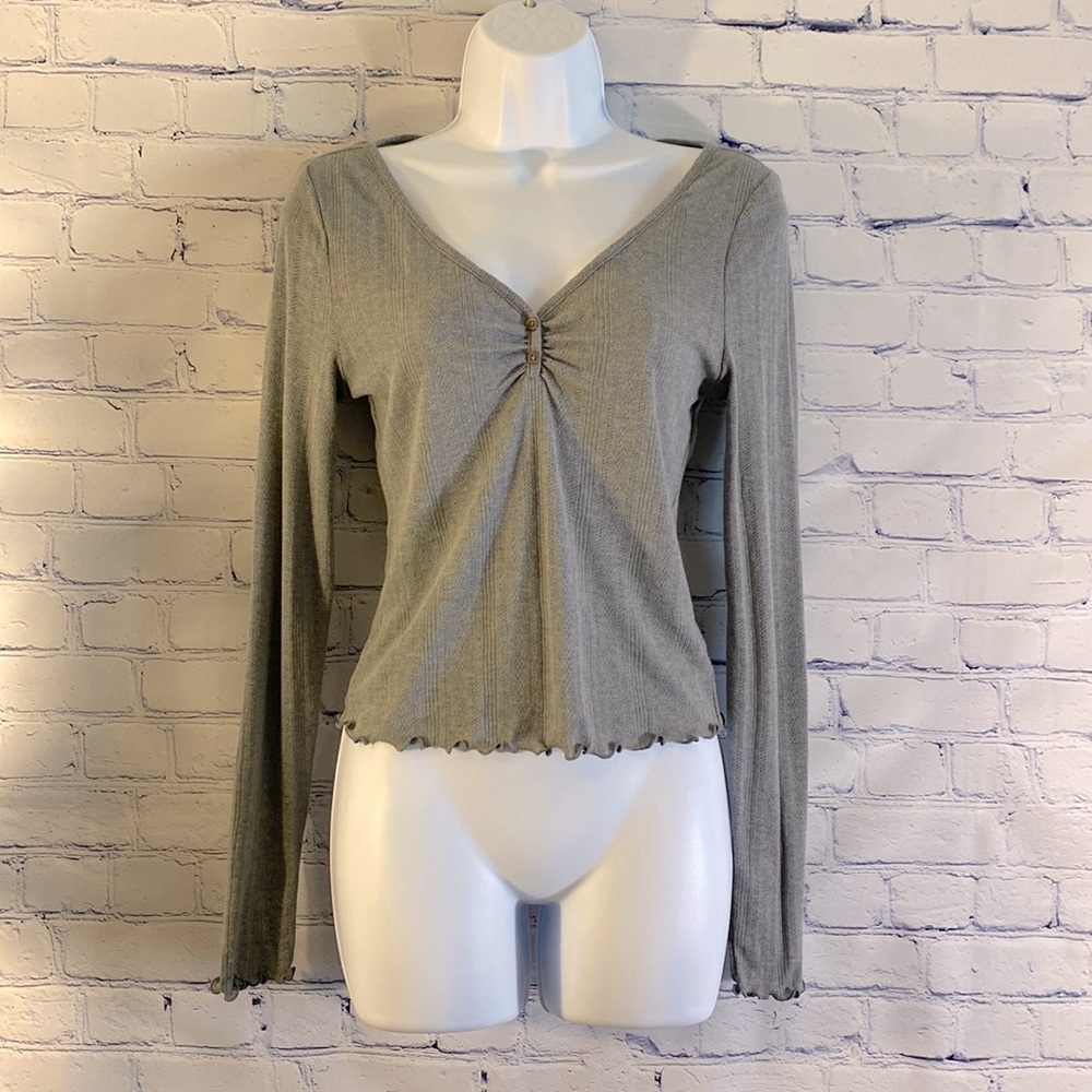 Wild Fable Shirt Womens S Gray Ruched Front Button Long Sleeve Ruffled Hem. NWOT